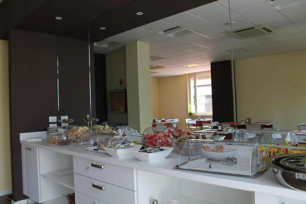 Hotel Cremona Viale 3*,